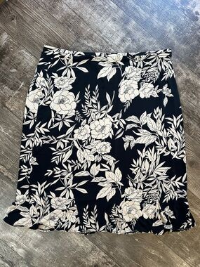 Old Navy Black and White Floral Midi Skirt Size XL